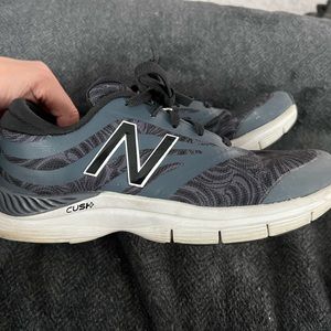 New balance tennis shoes